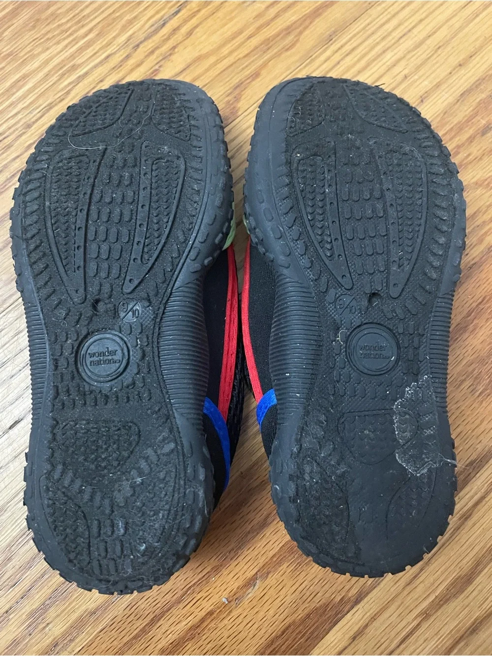 Kids Black Mesh water shoes, 9/10T